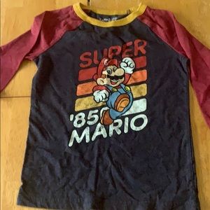 Boys size 6 graphic Mario T-shirt